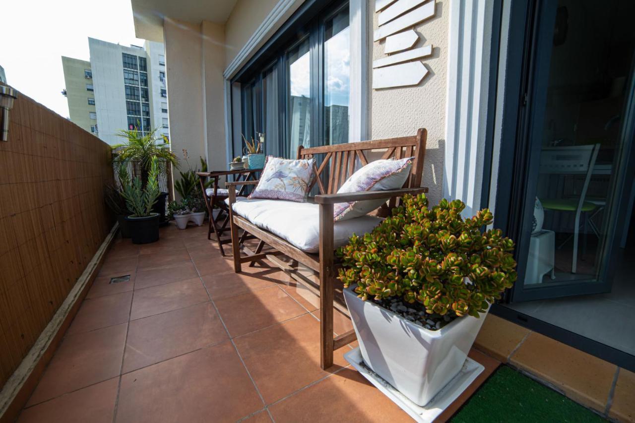 Lovely Apartment Near Airport And Nations Park, With Garage ロウレス エクステリア 写真